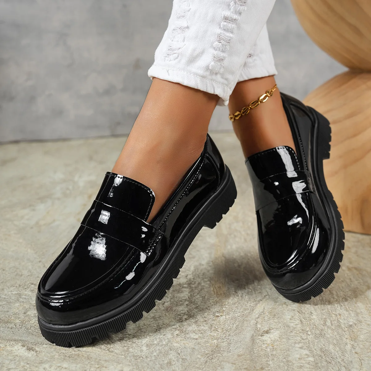 

2026 New Woman Black Patent Leather Loafers Non-slip Platform Casual Shoes for Daily Wear