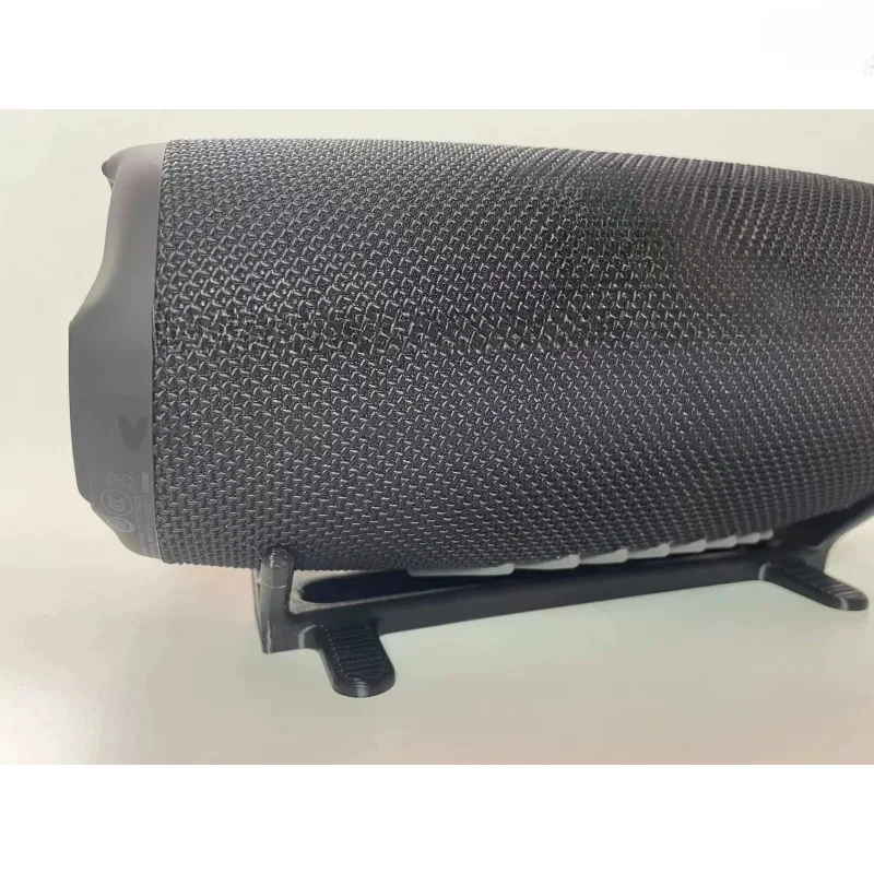Специально изготовленный вентилируемый корпус для JBL CHARGE5/CHARGE6 отводит накопившееся тепло, что подходит для длительных музыкальных сессий на открытом воздухе.