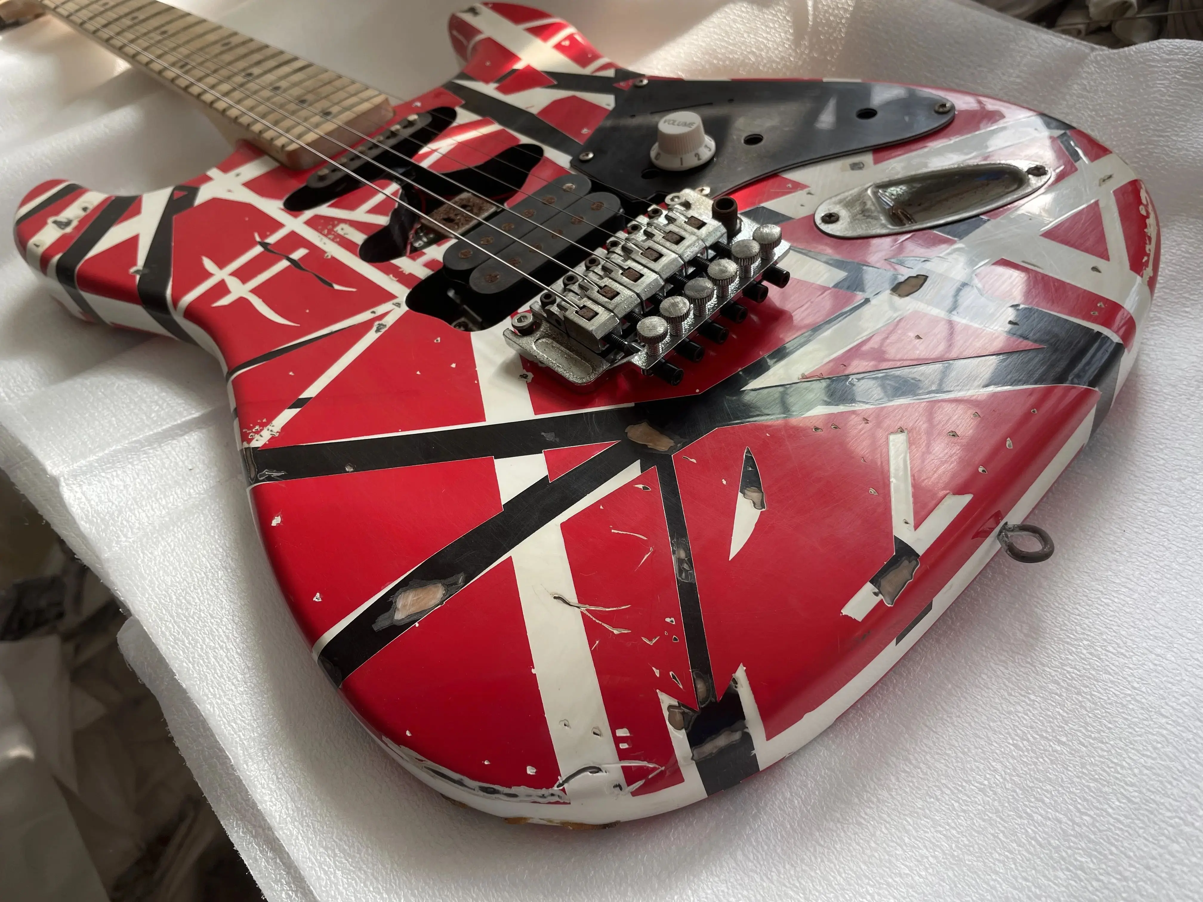 EVH Striped Series Frankie 2023  Red, Black, White  Guitar