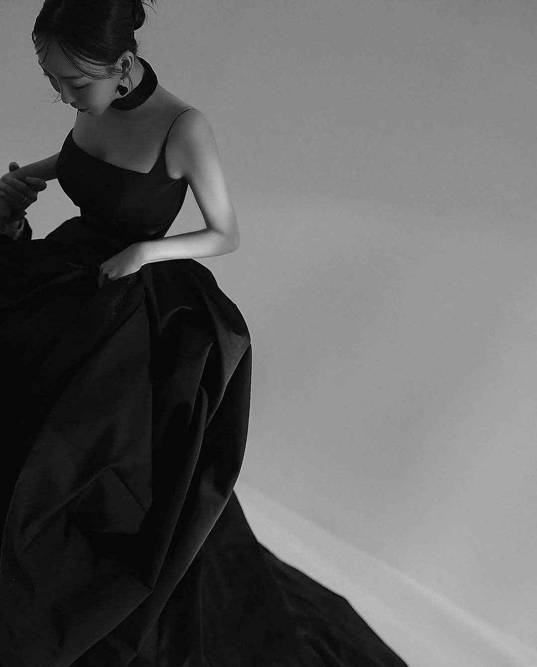 MODX Abiti da sposa eleganti con colletto quadrato Cinturino per spaghetti A-Line Abiti da sposa personalizzati Sweep Train Servizio fotografico coreano 2025