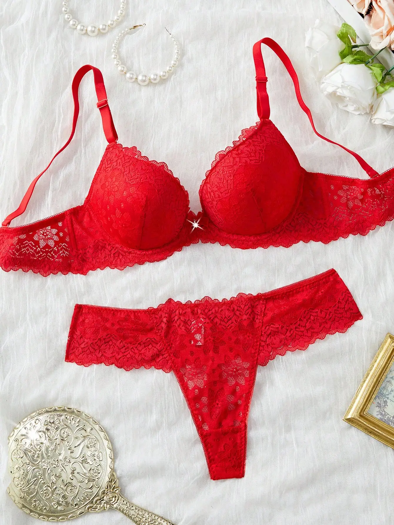 

Комплект женского белья: кружевной бюстгальтер с подкладкой и трусики