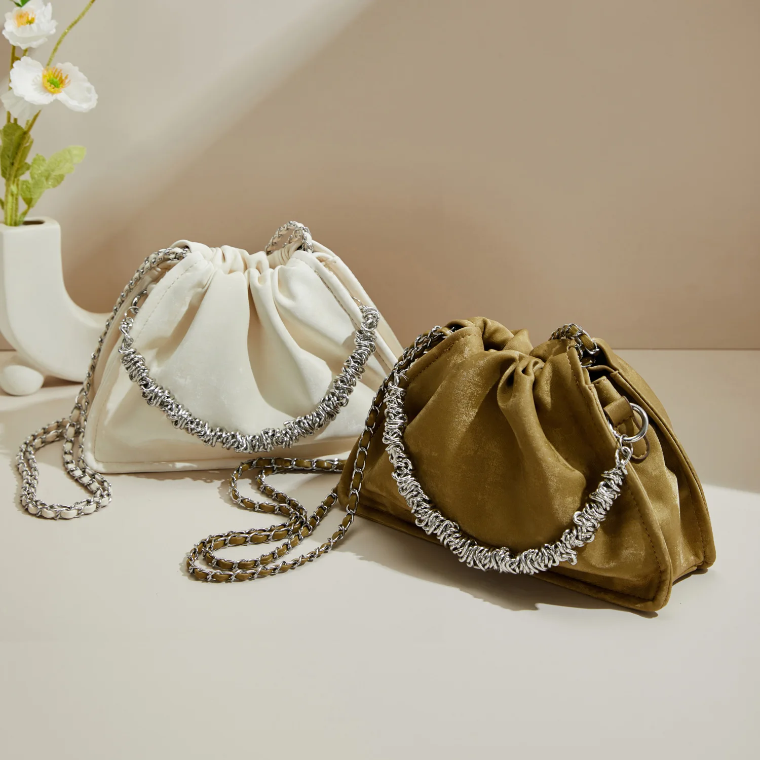 sac-a-main-premium-sense-pour-femmes-sacoche-asymetrique-epaule-denudee-avec-chaine-design-de-niche-sac-seau-plisse-explosif-de-style-etranger