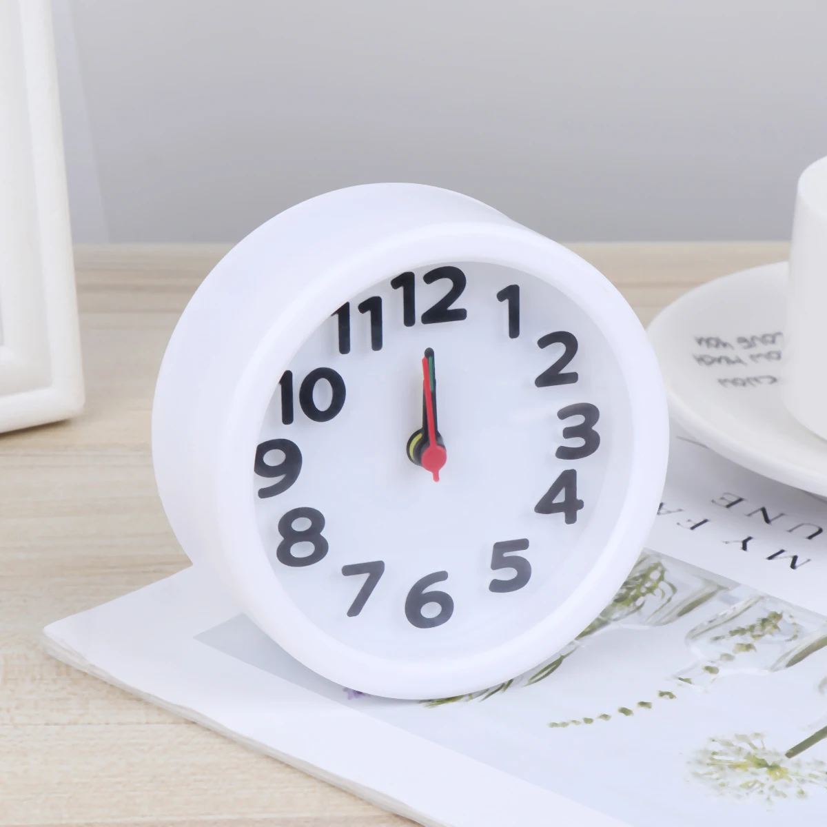 

Desktop Alarm Clock Round Shape Silent Movement Bright Luminous Hands Loud Alarm Call for Home School Office Use White