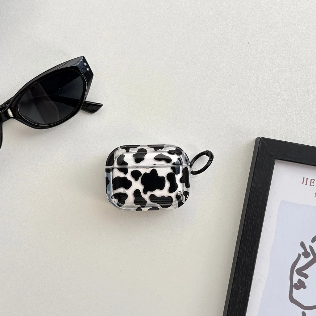 أنيق بسيط أسود أبيض البقرة نمط مع هوك حقيبة سماعة الاذن غطاء ل AirPods 1 أو 2 3 4 Pro 2 Pro 3