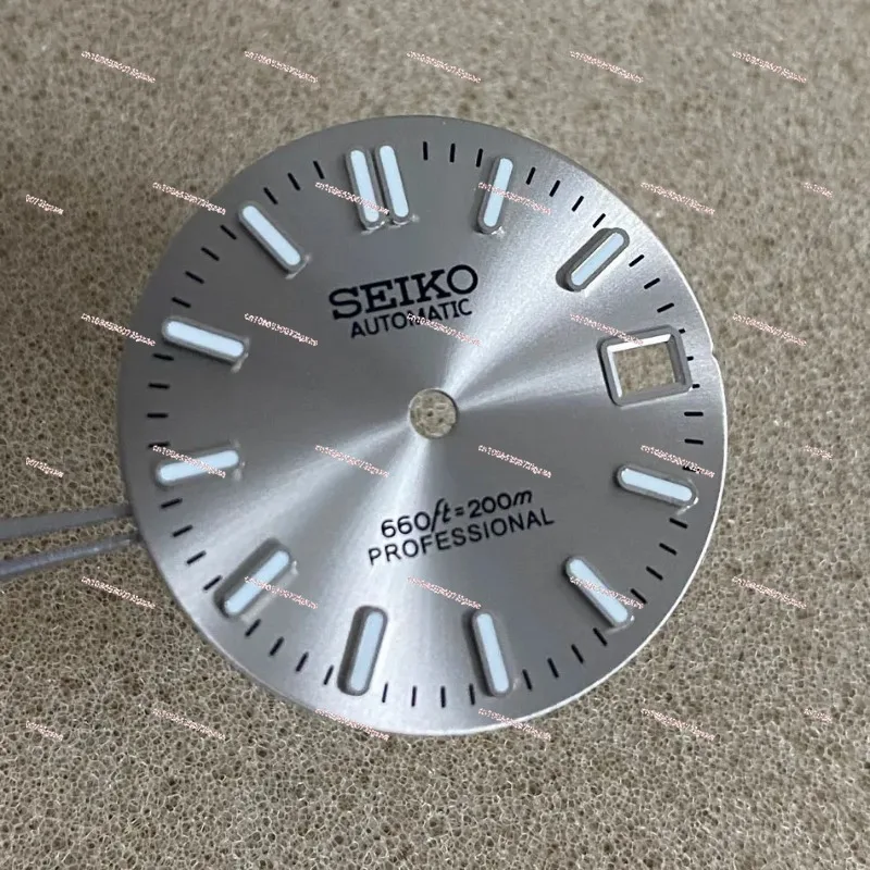 The new dial with 28.5mm nails is modified, and the green luminous dial is suitable for NH35/4R/7S movement.