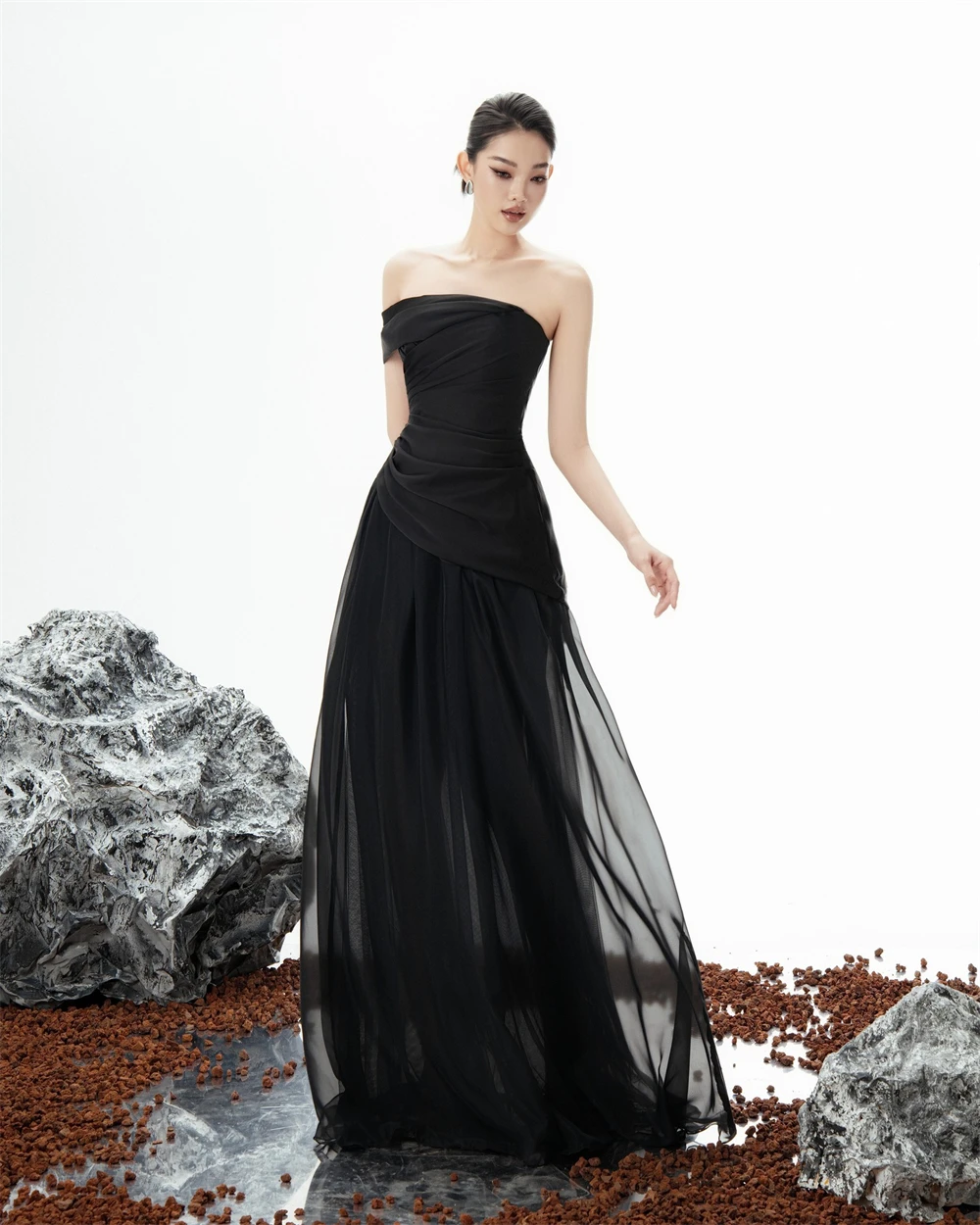 

Customized Modern Black Tulle Evening Dress Classic Off the Shoulder Homecoming Dress Elegant Sweep Train Vestido De Festa