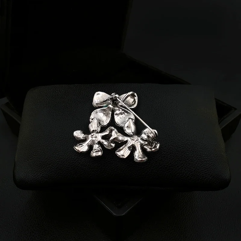 Retro Dark Blue Flower Brooch Fashion Suit Shirt Neckline Corsage Luxury Big Pin Clothes Accessory Women Pearl Jewelry Gift 1996