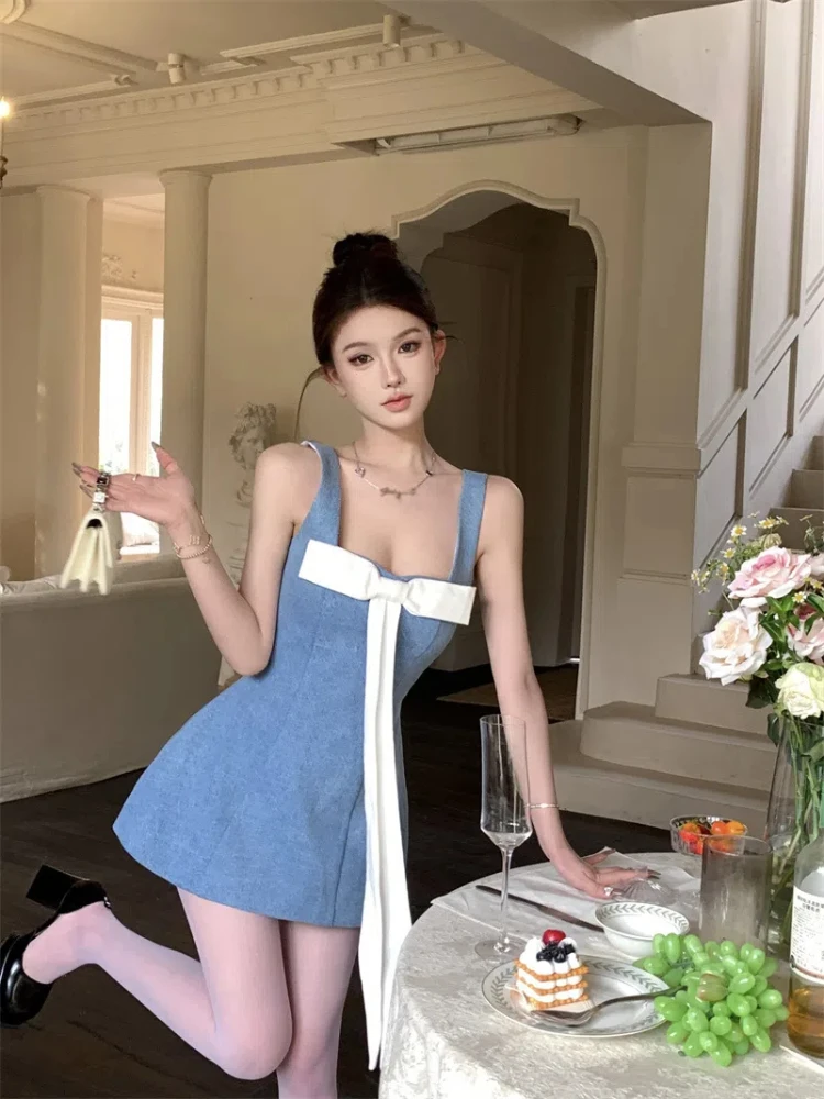 

2024 Summer New Bow Denim Camisole Dress Women's Style Spicy Girl Waist Waist Slimming A-line Short Skirt