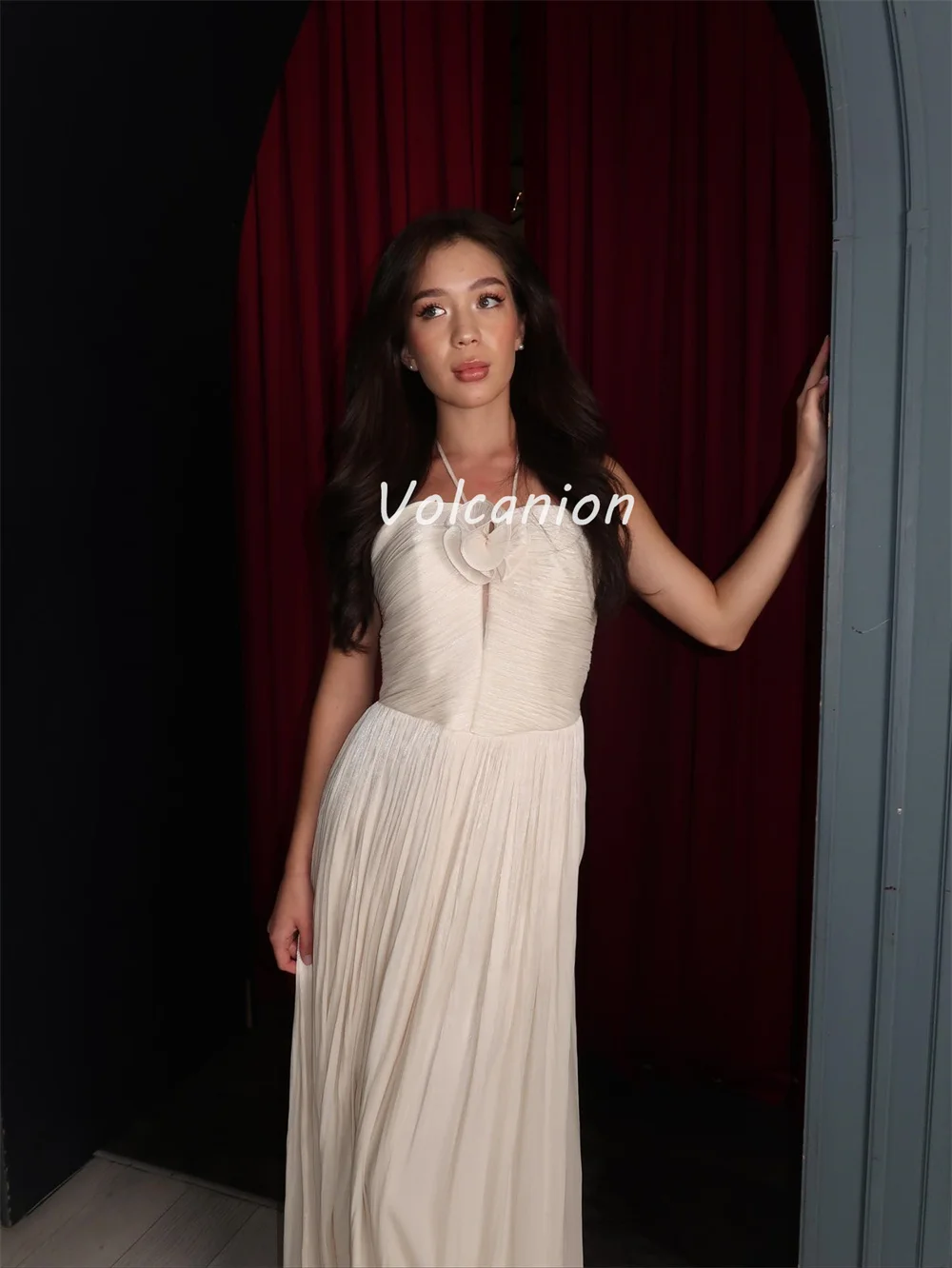 사용자 정의 크기 사용 가능 절묘한 Organza Draped Pleat 수제 꽃 스트레이트 홀터 롱 드레스 맞춤형 행사 드레스