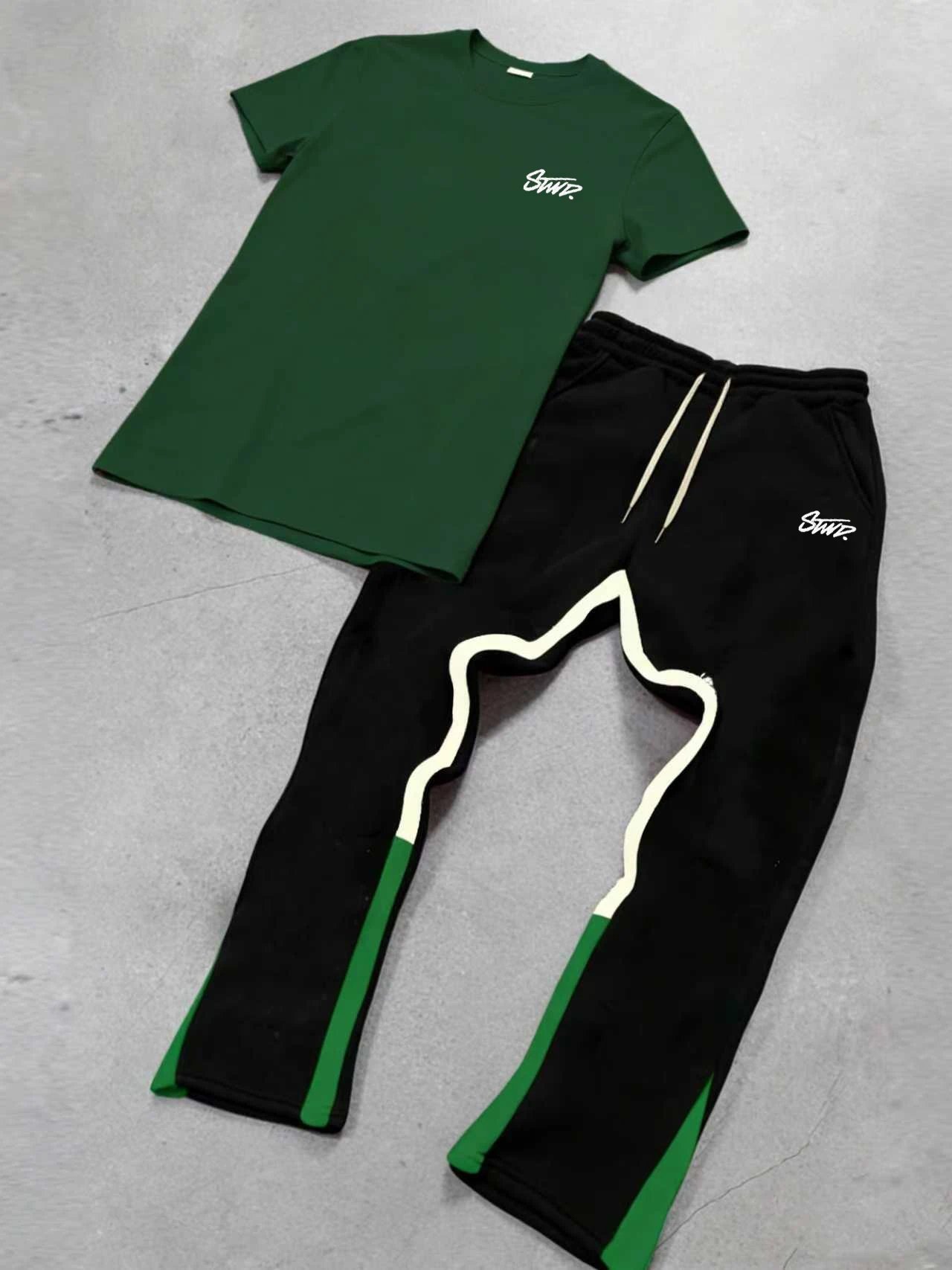 

Мужской комплект одежды: футболка и брюки Y2K в винтажном стиле, расклешенные брюки и футболка в тон – городской уличный стиль