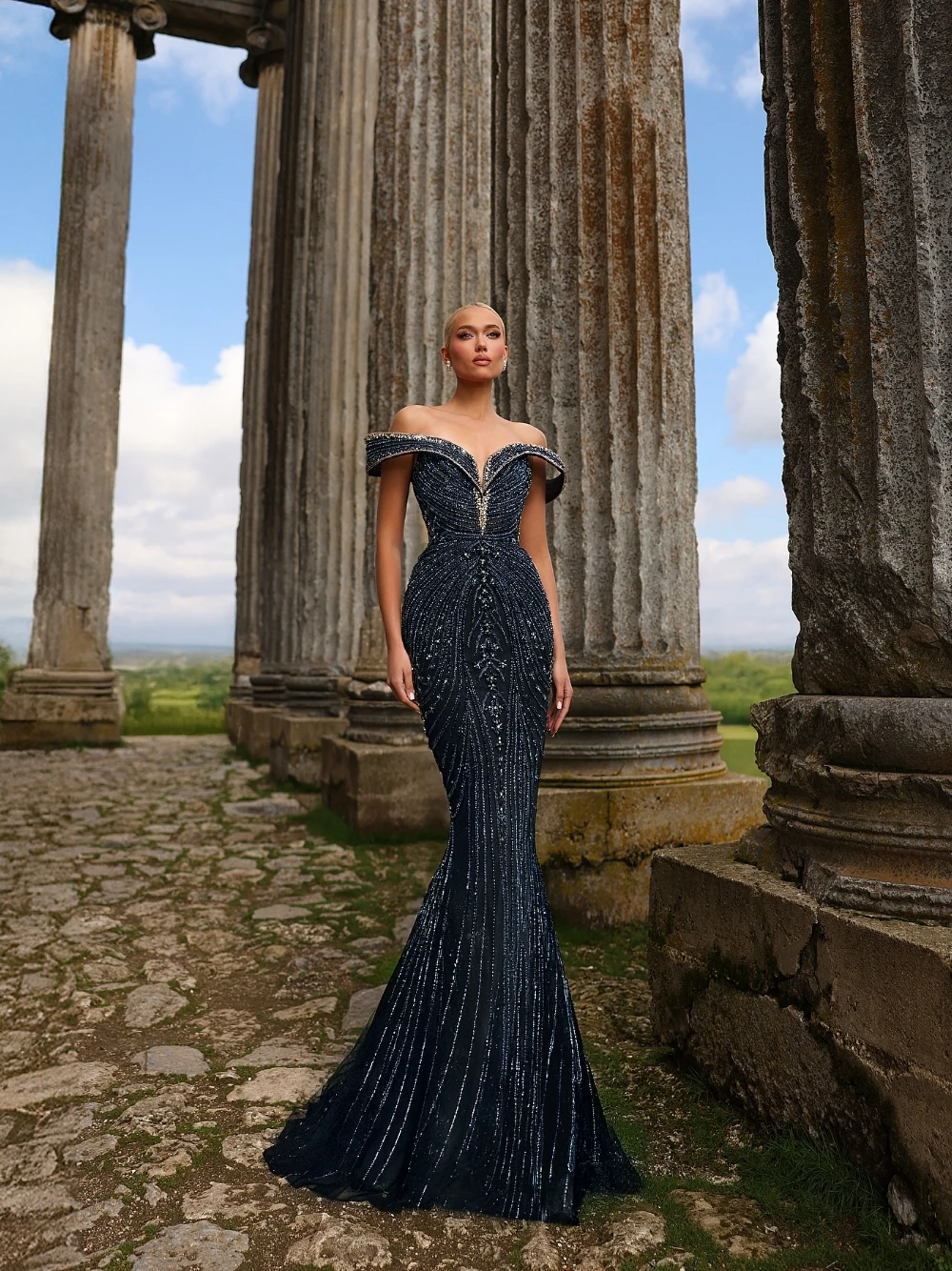 クチュール ネイビーブルー デリケートなビーズ刺繍 オフショルダー マーメイド イブニングドレス キラキラ輝くマキシドレス 高級な特別な機会やレッドカーペットに