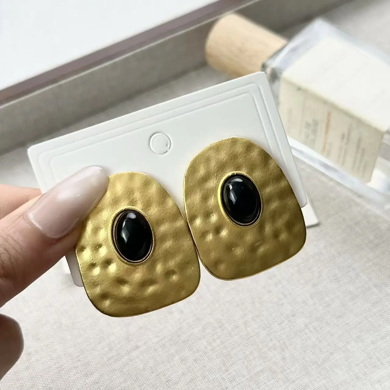 

Retro Western Designer Oval Studs - Luxury Noble Temperament Court-Inspired Statement Earrings