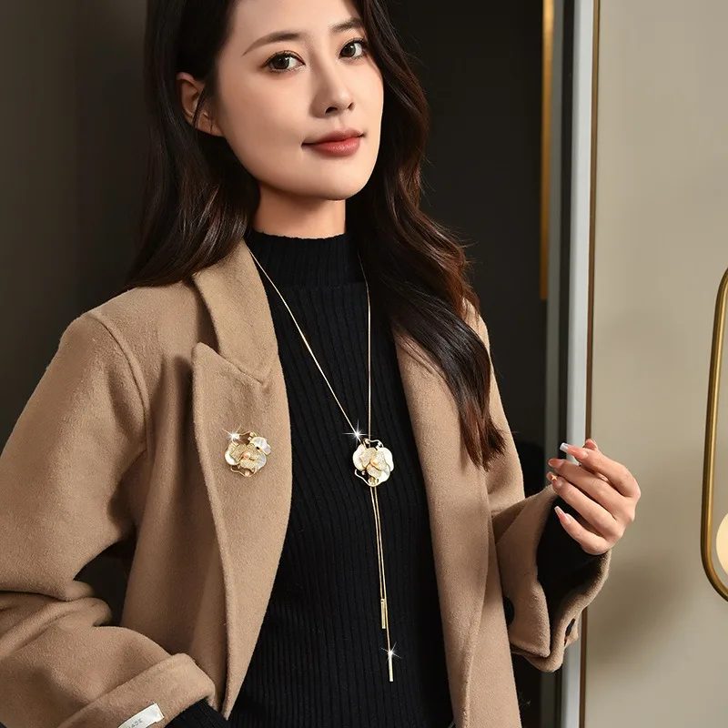 동백꽃과 장미, 스웨터 체인, 코사지 브로치가 포함된 여성용 새 긴 목걸이