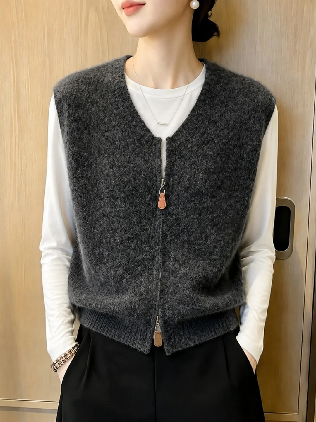 Elegant Zipper Knitted Vest Women's Fashion Layering Top Simple Style Commute Wind Autumn New Arrival Versatile Poem Art Lin