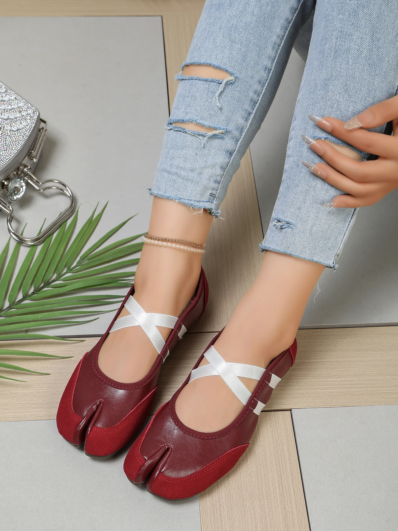 Flache Schuhe mit Kreuzriemen für Damen, lässiges Modedesign, Mary Jane Schuh, Slip-on, geteilte Zehenpartie, Ballett-Trainer, Sommer 2026, elegant, neu – Detail 13