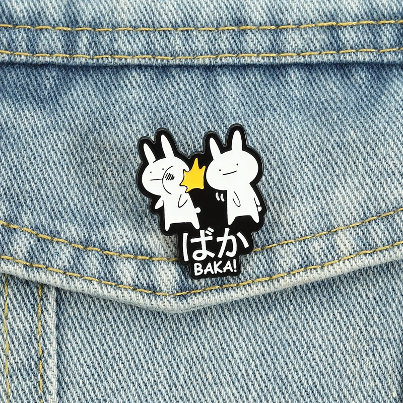 Baka Meme Emaille-Pins Cartoon-Tier Hasen-Schlagfiguren Broschen Anstecknadeln Lustige Hasen-Anime-Schmuck Geschenk für Freunde