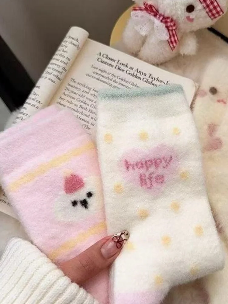 4 Paar Socken in zufälligen Farben, Cartoon Pink Serie, Verdickte Winter-Warmsocken, Schlafsocken für Zuhause, Niedliche Plüschsocken für Mädchen für Herbst und Winter – Detail 4