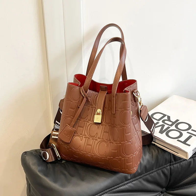 CH ​ 2025 Borsa tote in PU ritagliata da donna nuova con stampa di lettere Borsa a tracolla spaziosa con tracolla per pendolari invernali Chic Versatile ​