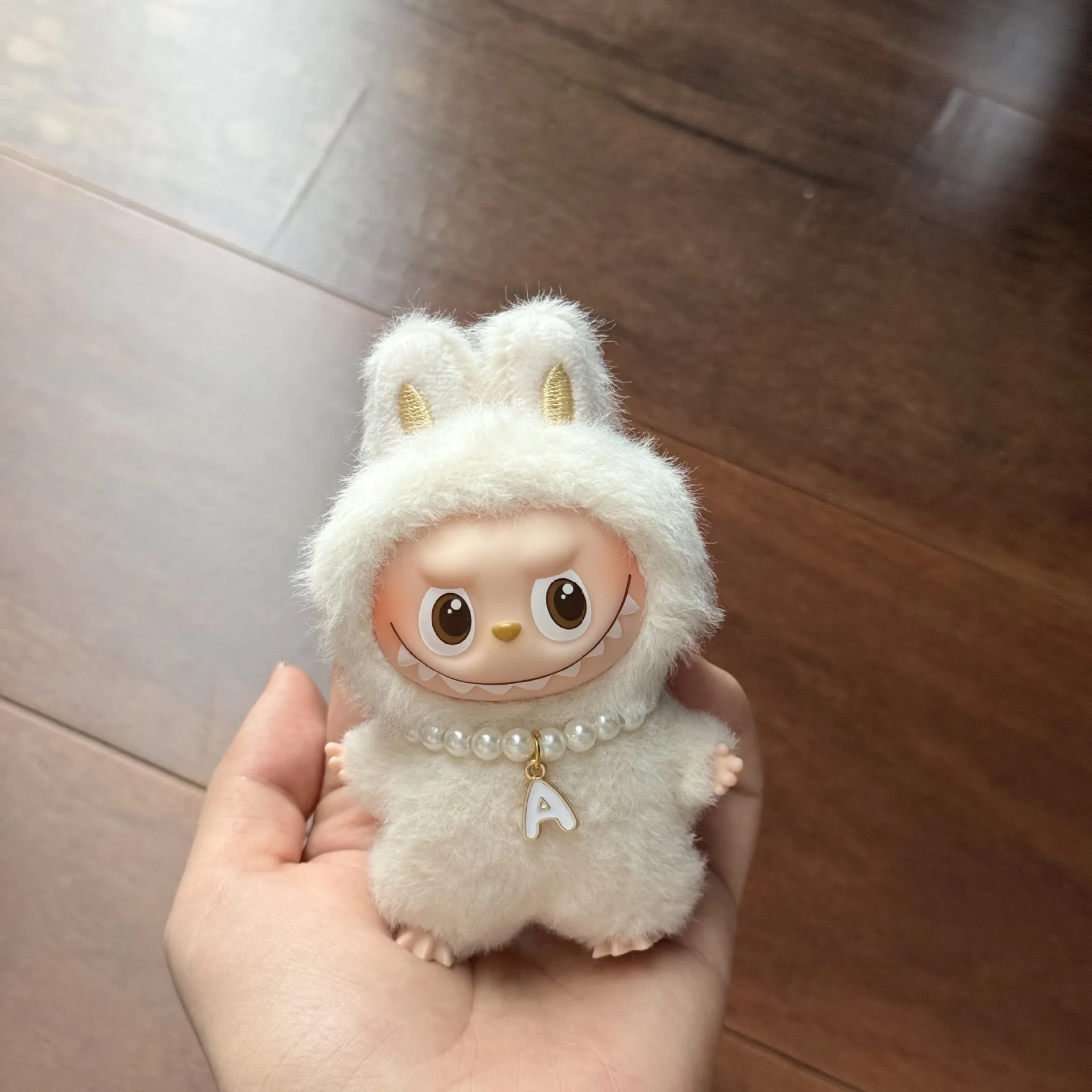 Collana di perle Mini accessorio Ciondolo Lettera Collana di perle Adatto per 10 cm Labubu 4.0 Labubu Accessori per bambole Giocattolo regalo