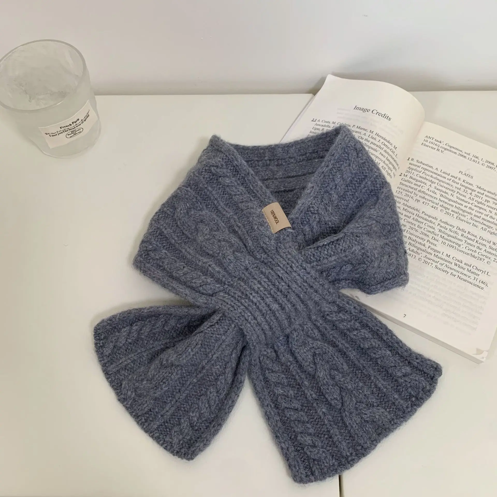 وشاح صغير أحمر من الصوف الخالص بنسبة 100% للنساء للشتاء وواقي للرقبة وشاح قصير كسول متقاطع