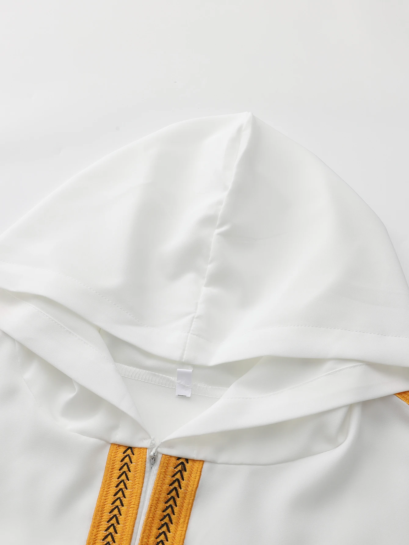 Abito ricamato bianco a maniche lunghe da uomo musulmano, foulard marocchino, preghiera da uomo islamica dell'Arabia Saudita kasaya