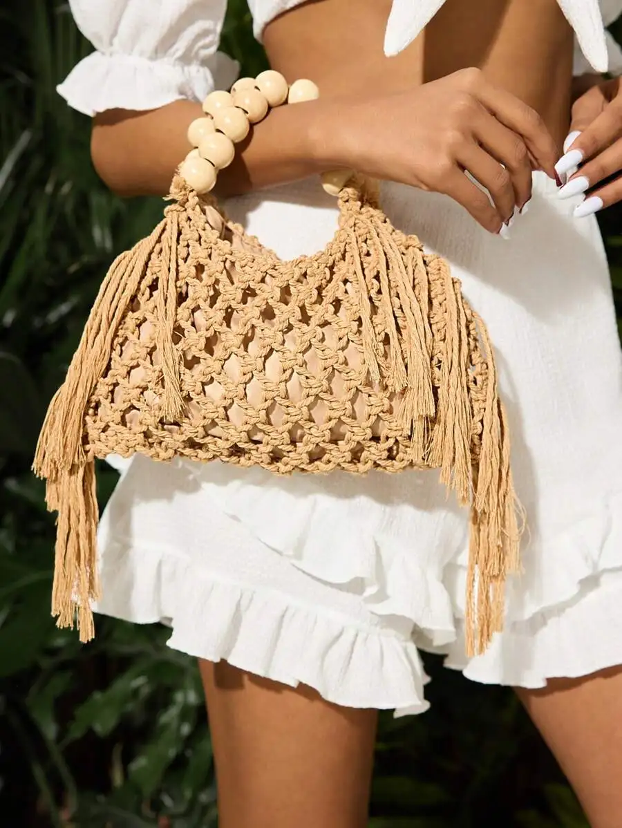 

Женская плетеная сумка-тоут с ручкой из деревянных бусин и бахромой