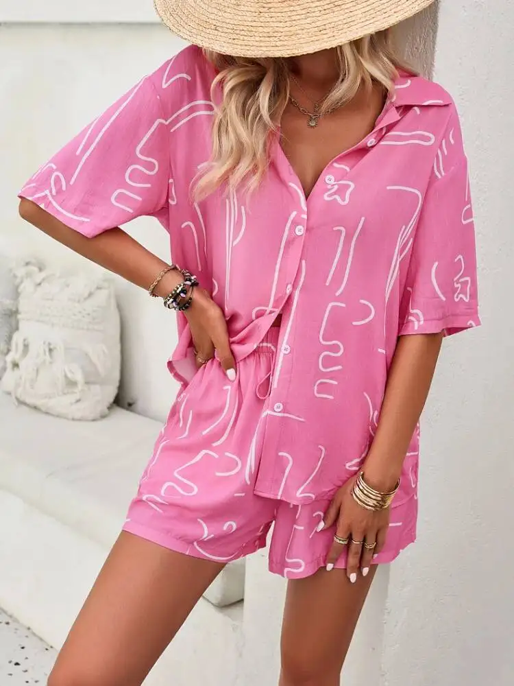 ชุดเซ็ตสองชิ้นสำหรับผู้หญิงลายดอกไม้สไตล์ลำลองสำหรับฤดูร้อน เสื้อเชิ้ตติดกระดุมแถวเดียวและกางเกงขาสั้นทรงกว้างผูกเชือก