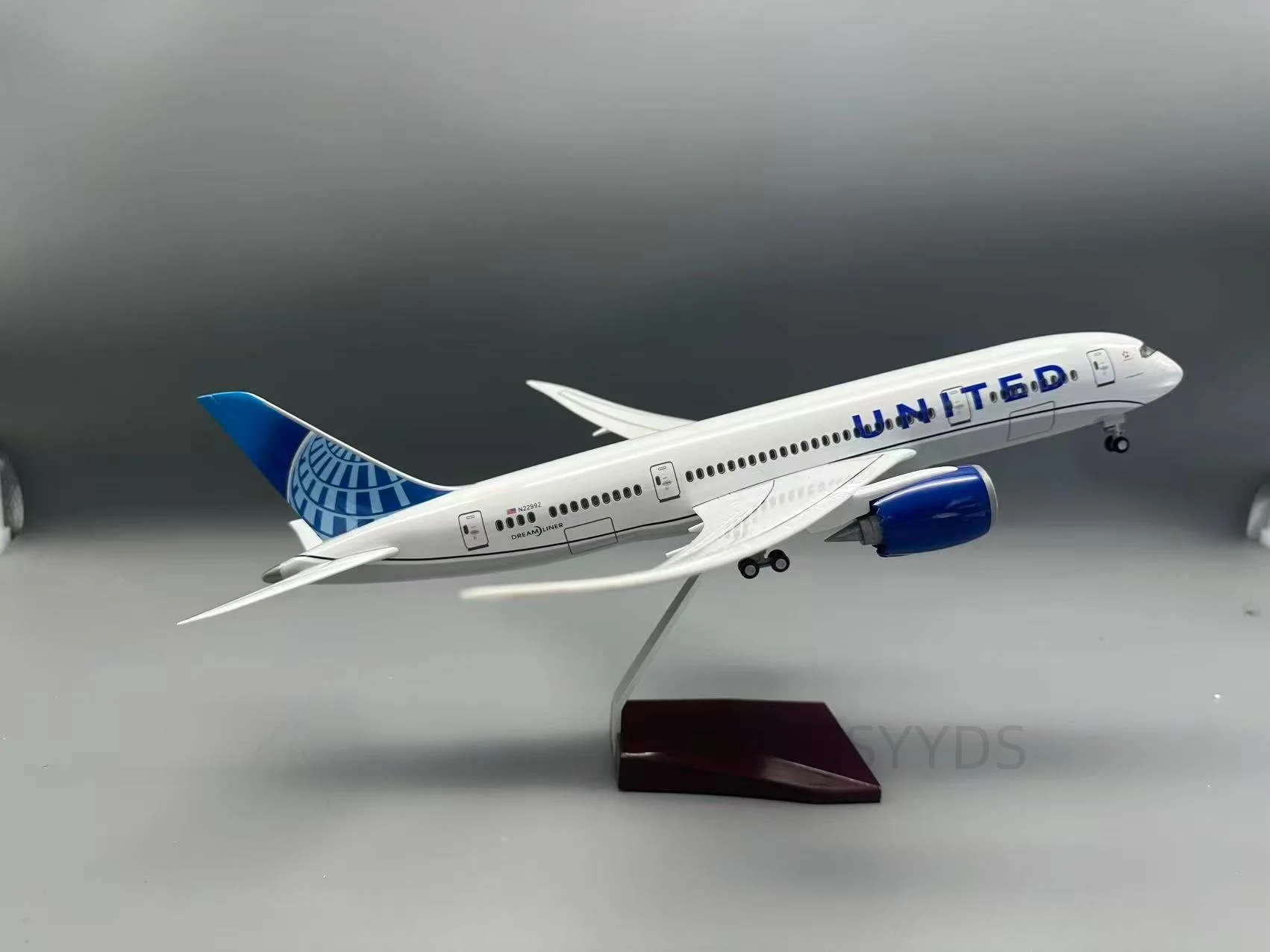 1:130 الخطوط الجوية المتحدة B787 نموذج طائرة جوفاء مضيئة بعجلات نموذج طائرة جمع نموذج طائرة هدية المعرض