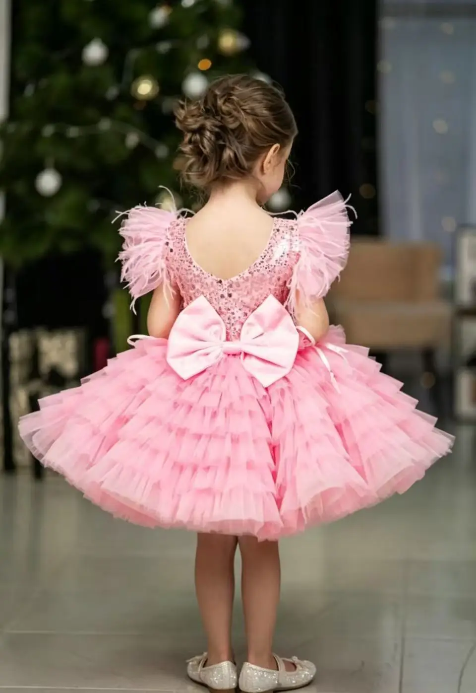 Maßgeschneidertes, elegantes, gestuftes, rosafarbenes Ballkleid mit Pailletten für Babys, O-Ausschnitt, knielang, rückenfrei, Blumenmädchenkleider, Festzugskleider – Detail 4