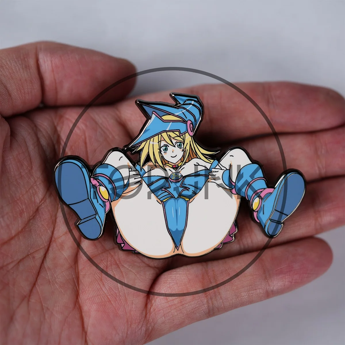 

Anime Duel Monsters Black Magician Girl Cosplay Cartoon Badge Brooch Metal Pendant Mascot Ornament Charm Emblem Ambitus Gift