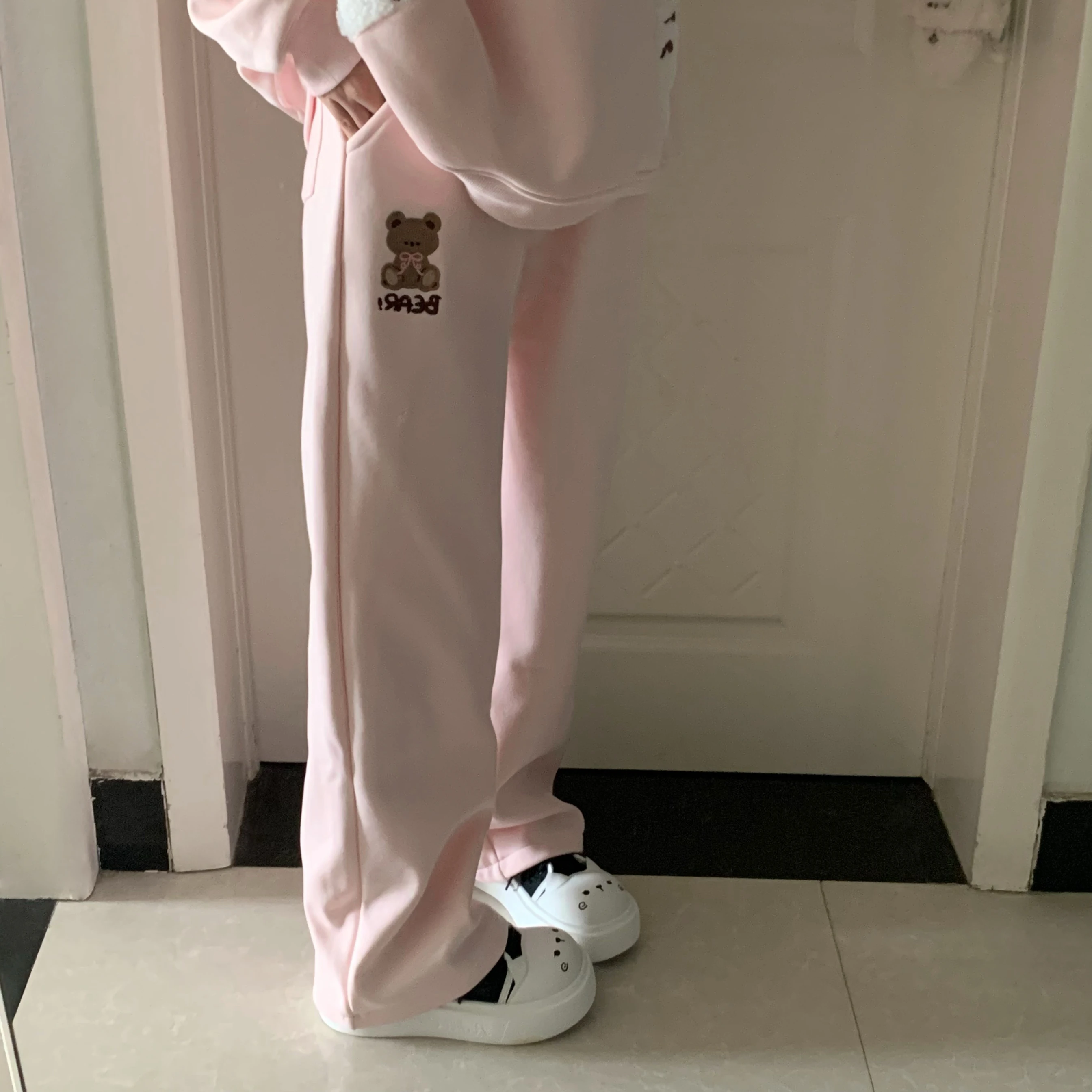 2025 الربيع والخريف جديد فتاة لينة لطيف تنوعا الدب المطرزة بنطال مرن عادية اليومية الصوف فضفاض مستقيم السراويل الطويلة