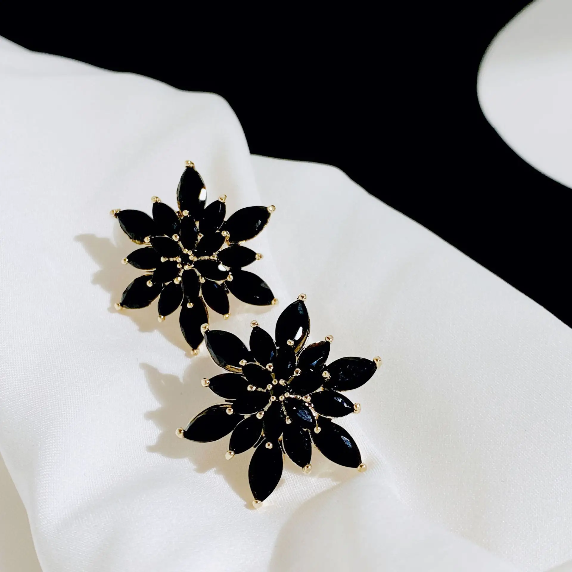 

Bilincolor Luxury Black Zircon Snowflake Earrings For Gift or Party