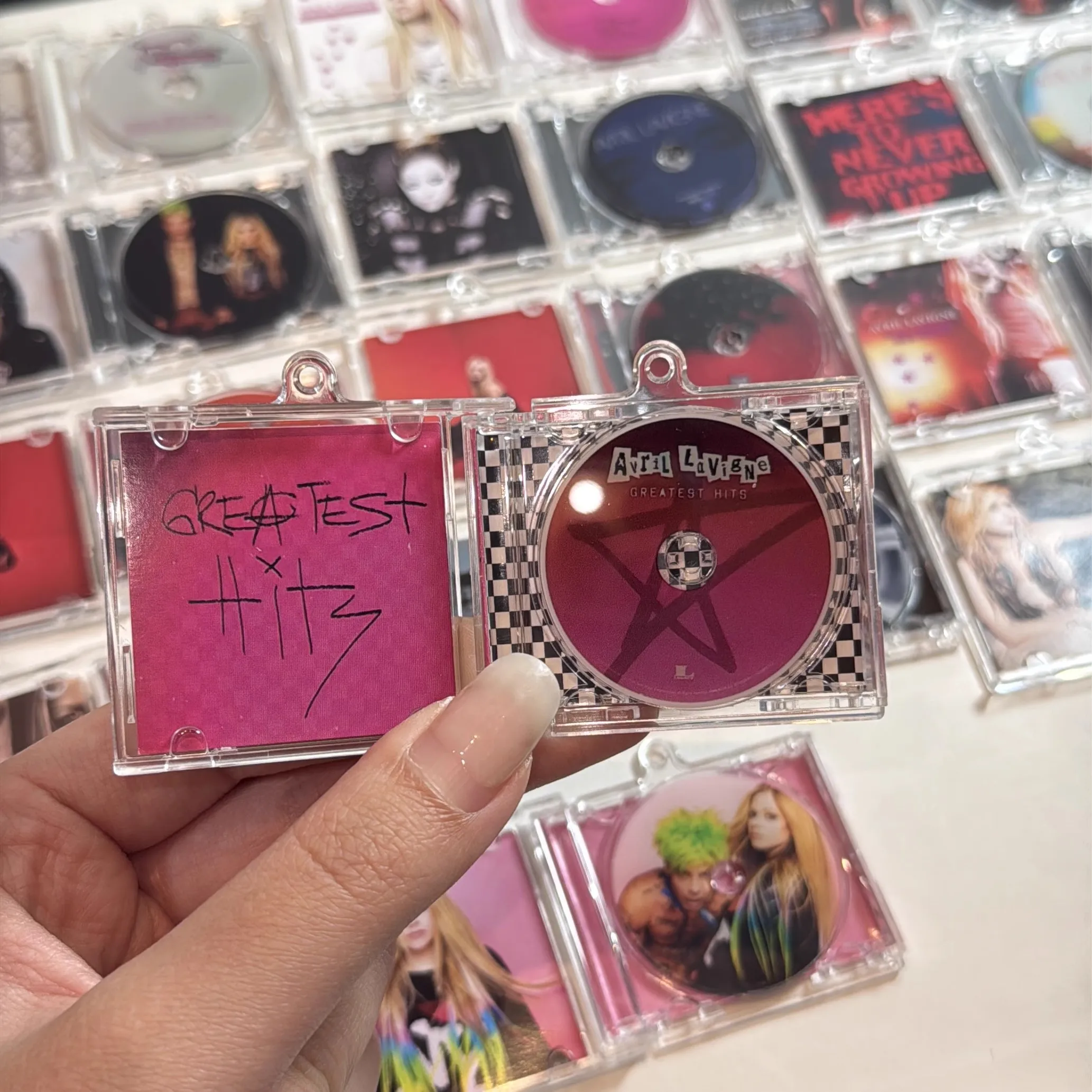 البوب أفريل لافين موسيقى صغيرة CD NFC المفاتيح Let Go ألبوم وداعا تهويدة اللعب أغنية قلادة تأثيري قلادة الاكريليك اكسسوارات #4