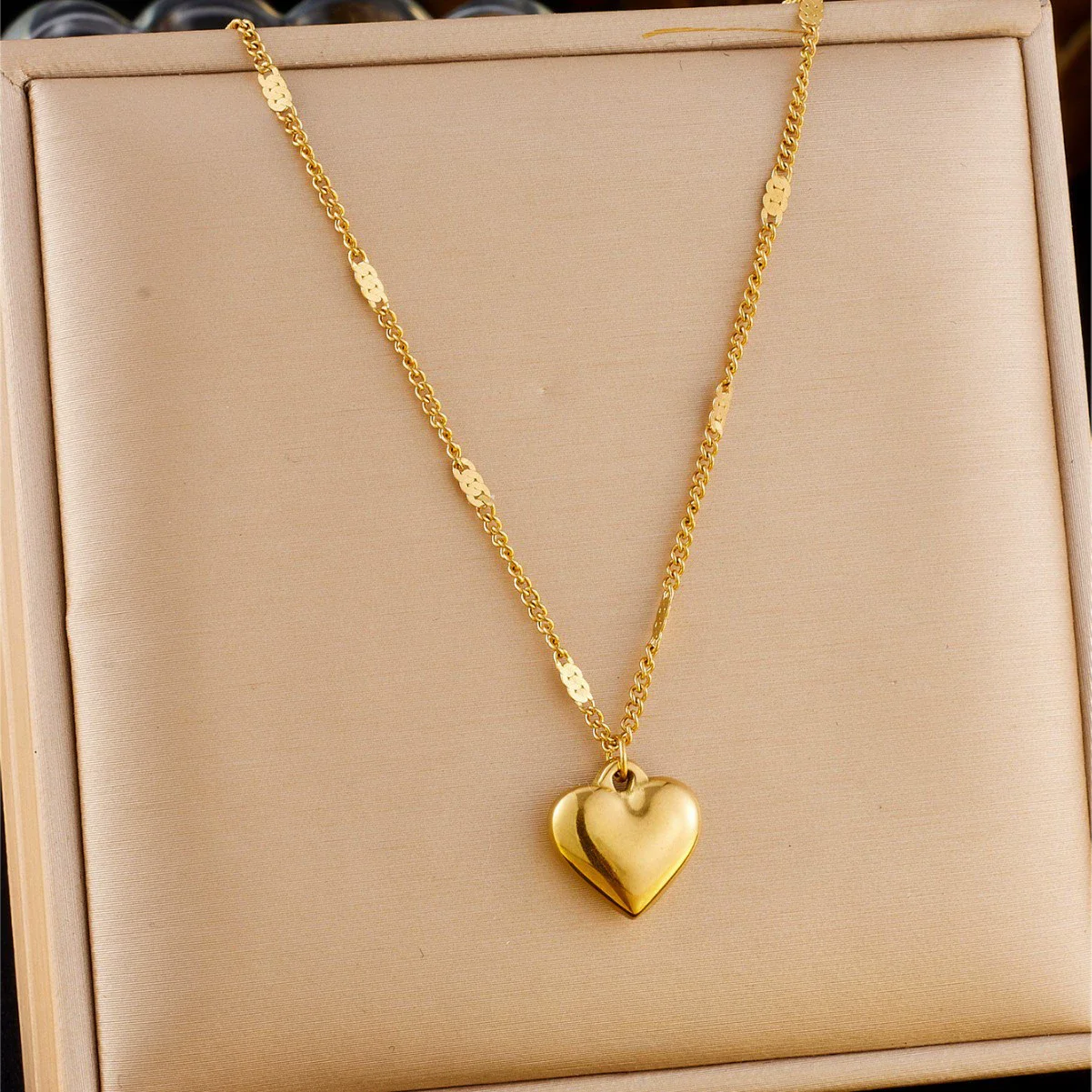 

Stainless Steel Love Heart Necklace For Women New Trendy Simple Pendant Necklace Jewelry Gift Wholesalers