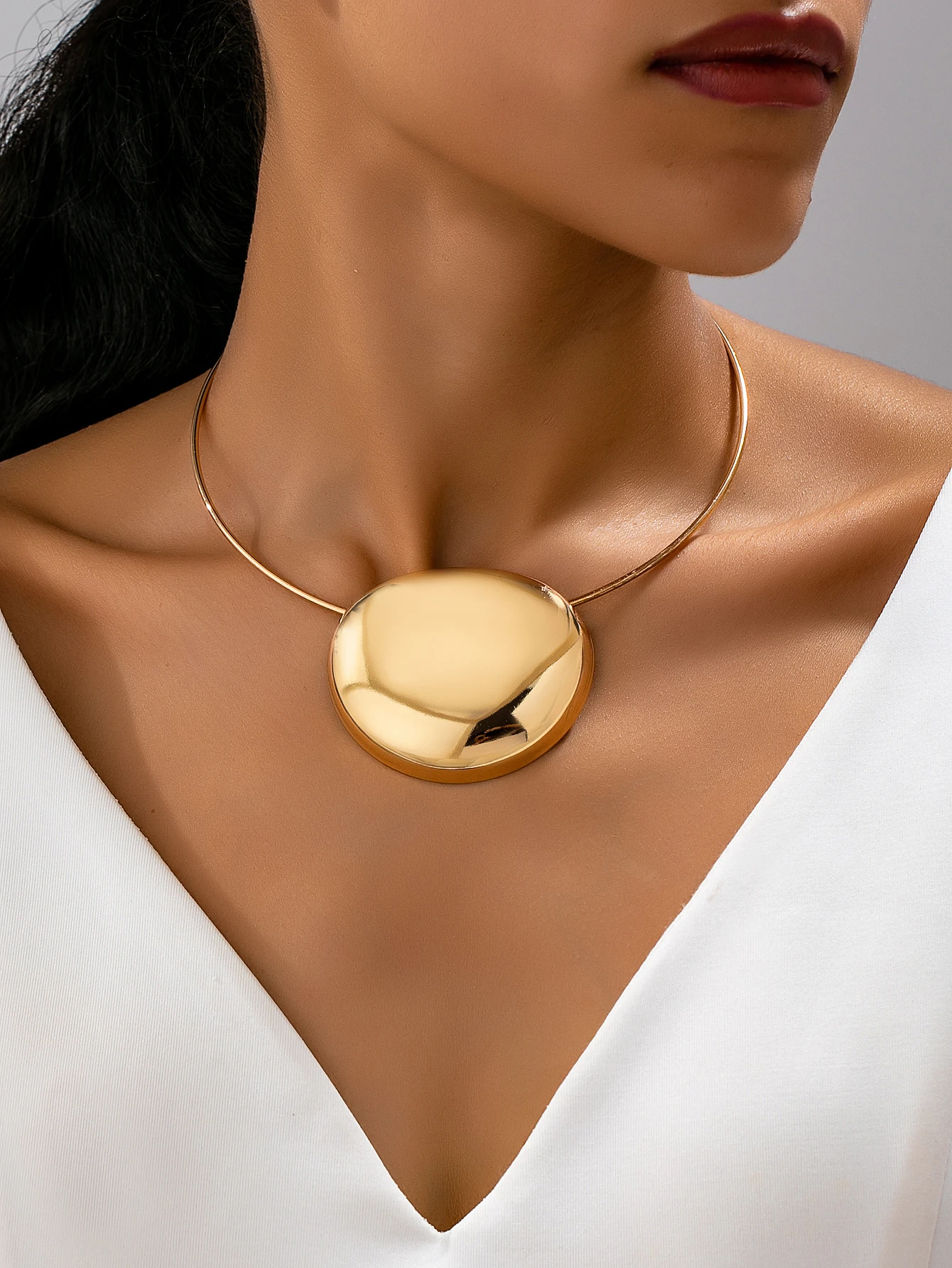 Un collar minimalista audaz, brillante, geométrico y elegante. Gargantilla Metálica Minimalista. Collar con Colgante, Perfecto para Regalar a Amigos o Mejores Amigas, Ideal para Fiestas y Reuniones. Clásico, moderno y a la moda