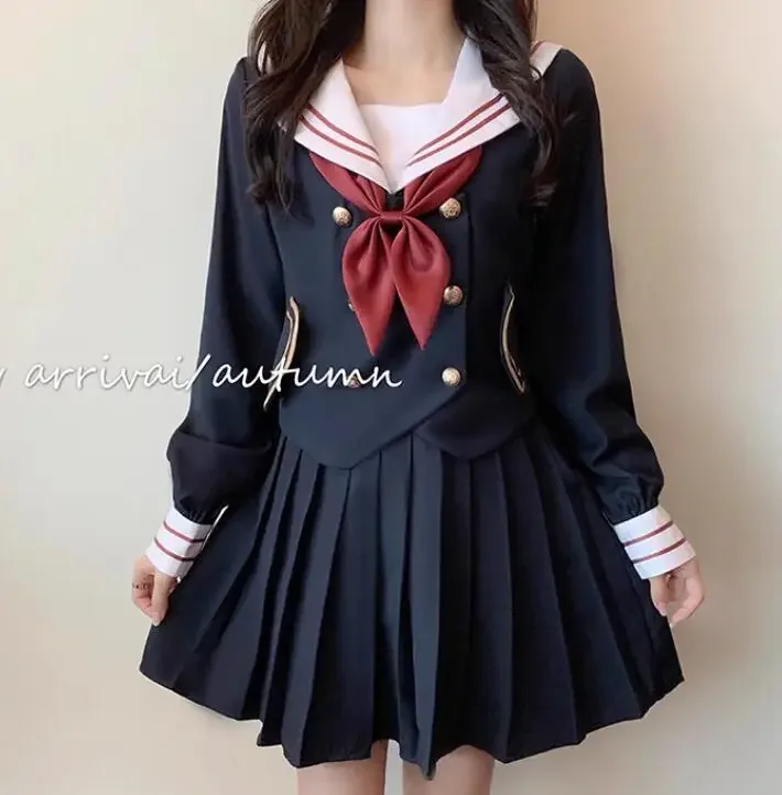 Le ragazze dell'uniforme scolastica giapponese vestono il vestito da marinaio primaverile