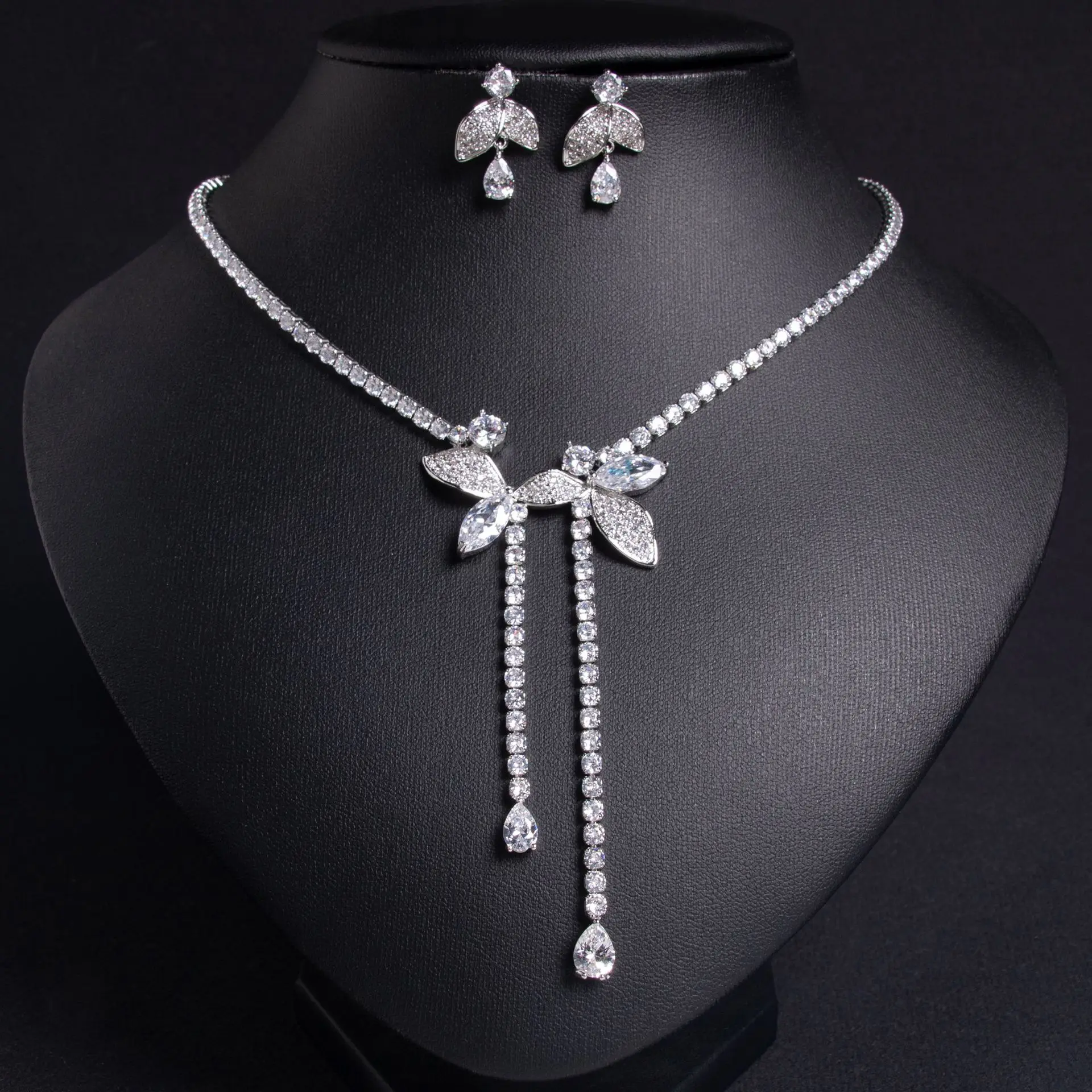 

Semplice Cento Gocce Perle Gioielli Collana Orecchini Donna Sposa Traslucido Set Partito Matrimonio Sposa Accessori M-230
