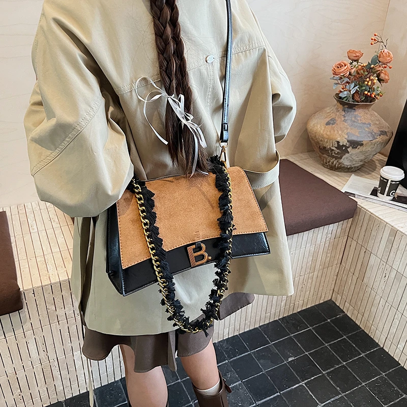 

Стильная женская сумка из мягкой искусственной кожи с верхней ручкой и подвеской с кисточкой идеально подходит для повседневных стран, обедов и мероприятий