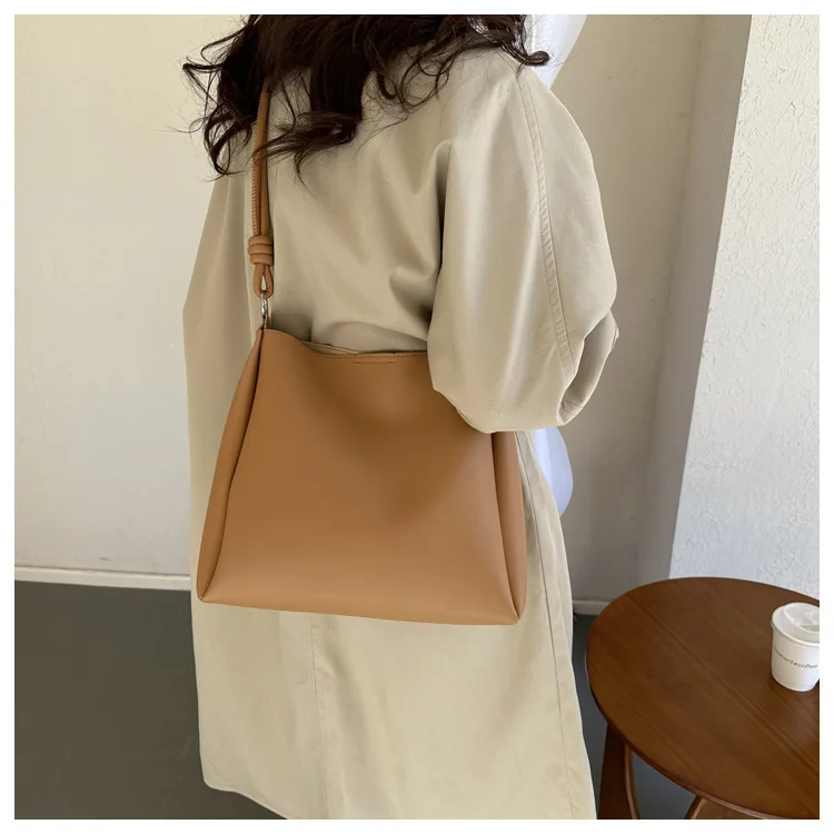Koreanische Version der Pendler-Tasche mit großer Kapazität für Damen, Leder-Umhängetasche für Frauen, einfarbige Tragetaschen – Detail 14