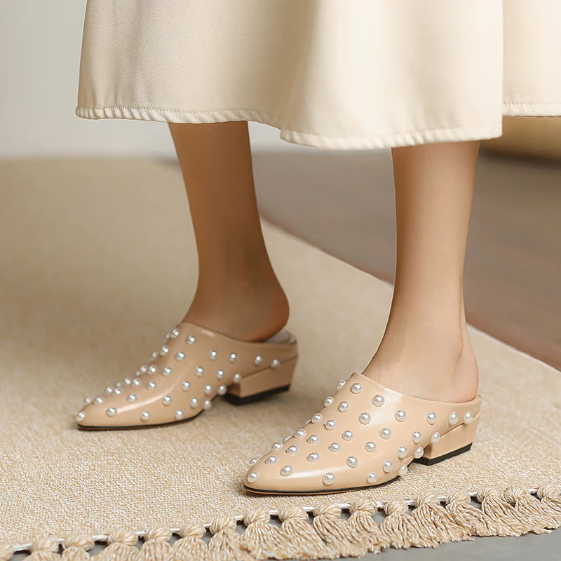 Buty damskie 2024 letnie Qulaity z prawdziwej skóry Med obcasy z wystającym palcem czarne morelowe nity sukienka w stylu Casual, damska sandały buty