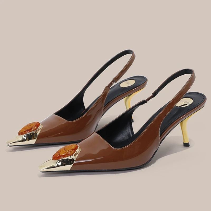 حذاء نسائي فاخر مزين بكعب عالي موضة 2026 حذاء معدني بمقدمة مدببة صنادل بكعب من الجلد اللامع Sandalias De Mujer