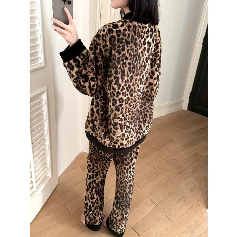 

2pcs Set Women's Leopard Print Pattern V-neck Long-sleeved Cardigan Home Wear Set Autumn and Winter Thick Coral Velvet Pajamas