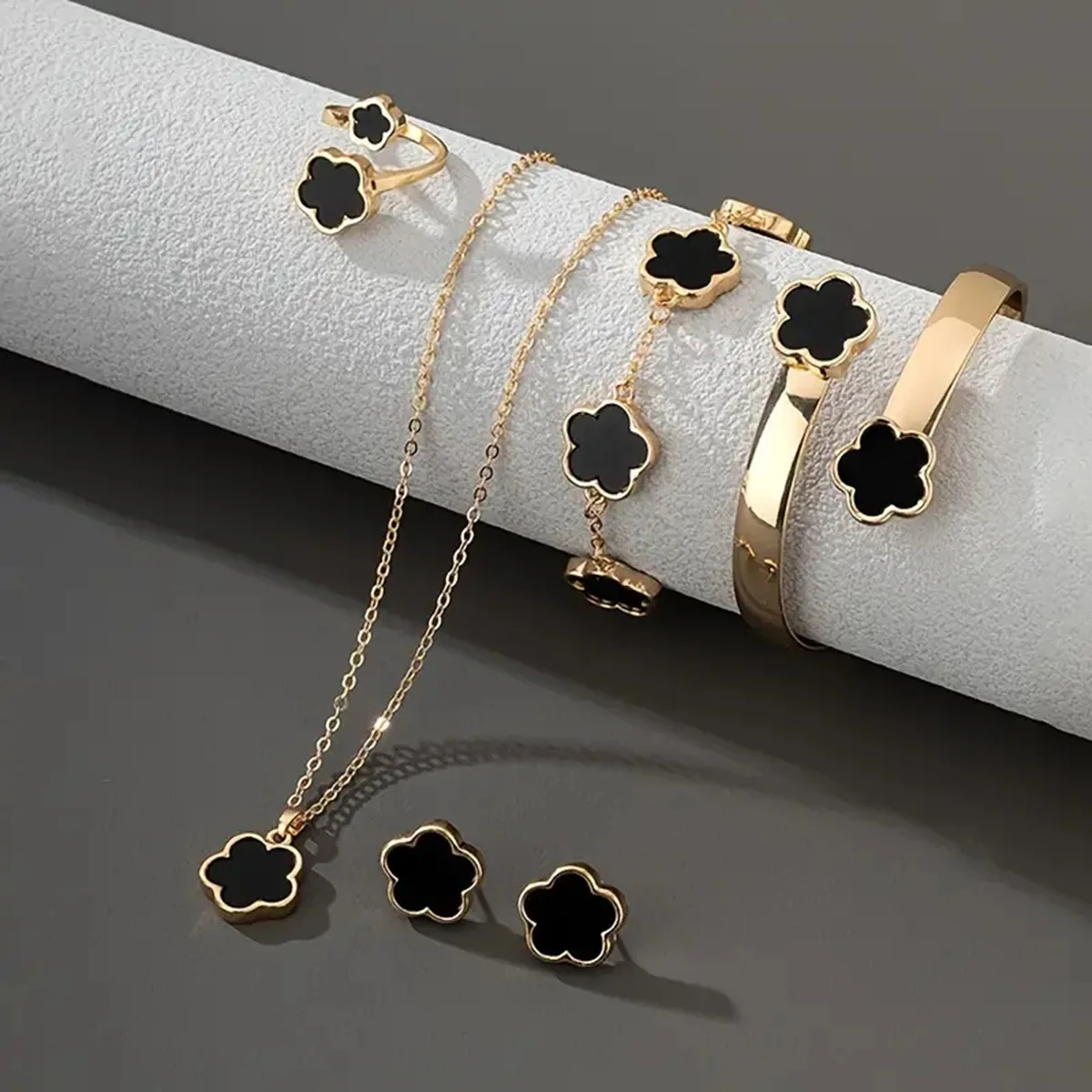 

2026 New Lucky Flower Jewelry Set Y2K Trendy Accessories Bracelet Five Leaf Grass Necklace Ring Women's Valentine's Day Gift