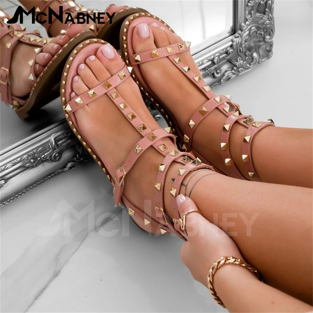 Sandalias planas con tachuelas doradas para mujer, zapatos planos con hebilla de estilo clásico, sandalias de diseñador de cuero de Gladiador,