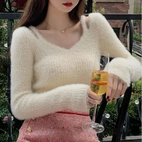 

2023 Autumn/Winter New French Style Mink Fur Off Shoulder With Feminine Charm, Slim Fit Long Sleeved White Knitted Sweater Top