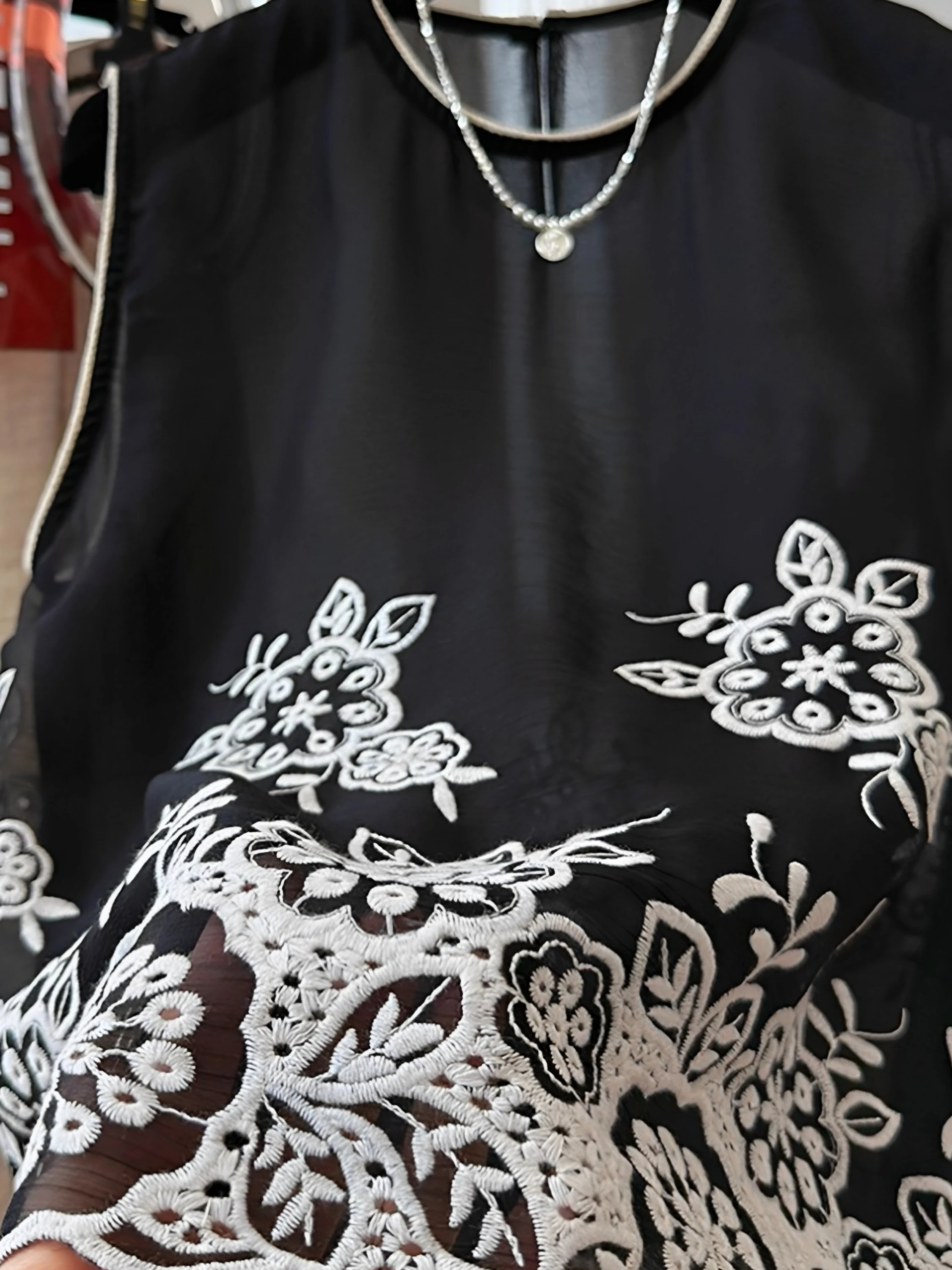 

Элегантный черный жилет без рукавов с круглым вырезом и вышивкой, больших размеров, летний, повседневный, свободного кроя, женский топ, приятный к телу, дышащий