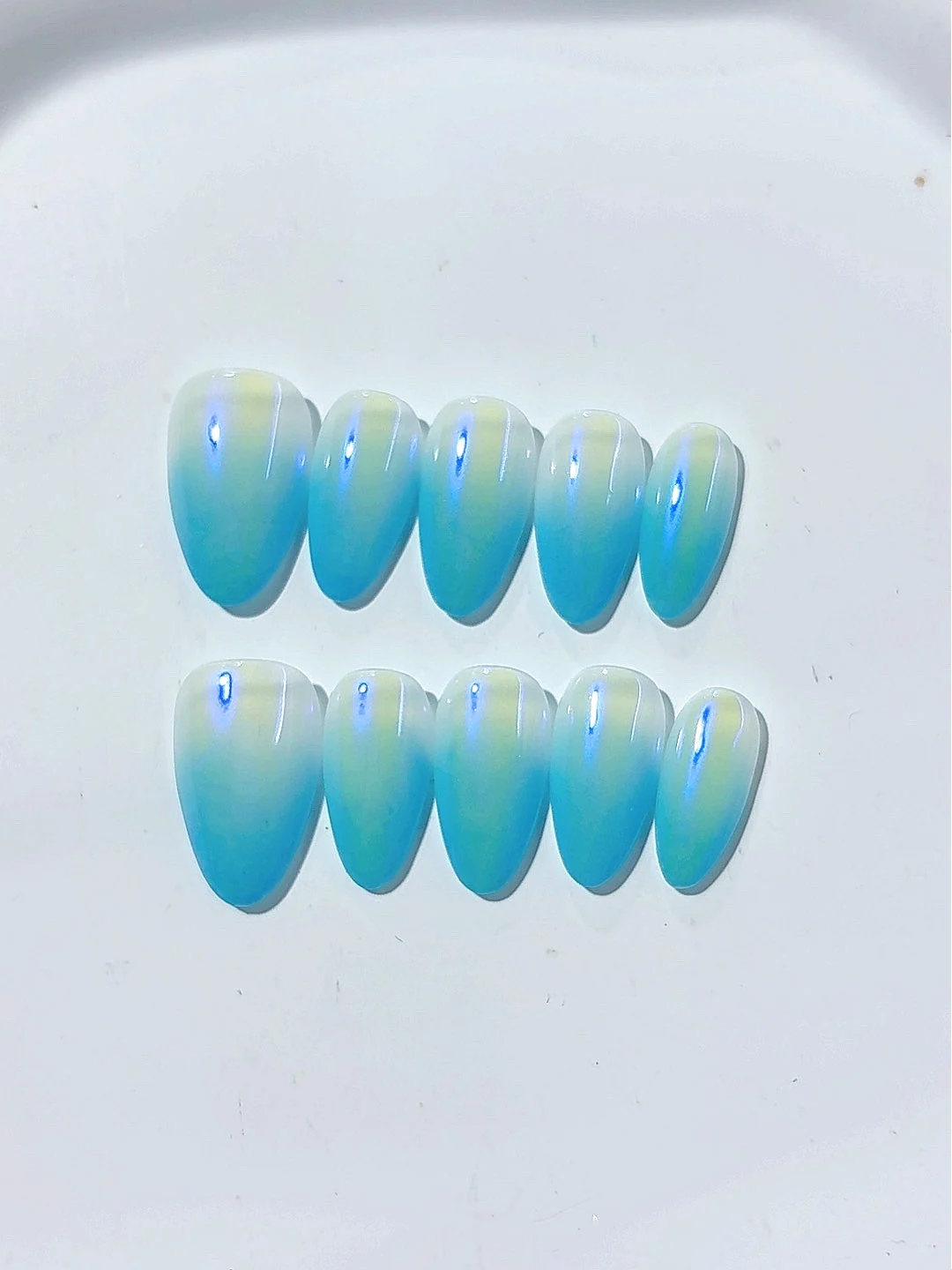 

Aurora Gradient Blue Short Almond Style Fashion Nail Art (B124)