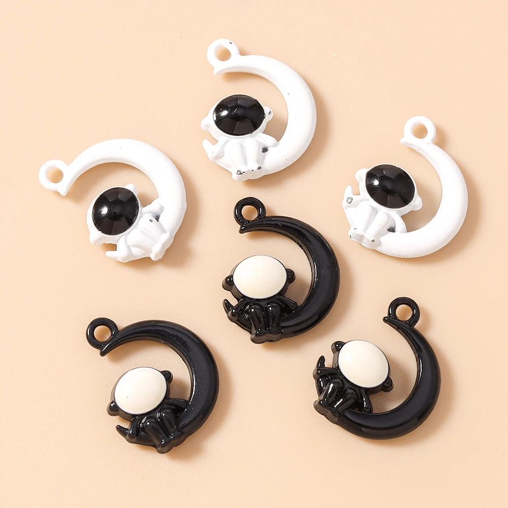 Leslie 10 Stück 14 x 18 mm niedliche weiße und schwarze Astronauten-Mond-Anhänger für Halsketten, Armbänder, DIY-Schmuckherstellungszubehör – Detail 3