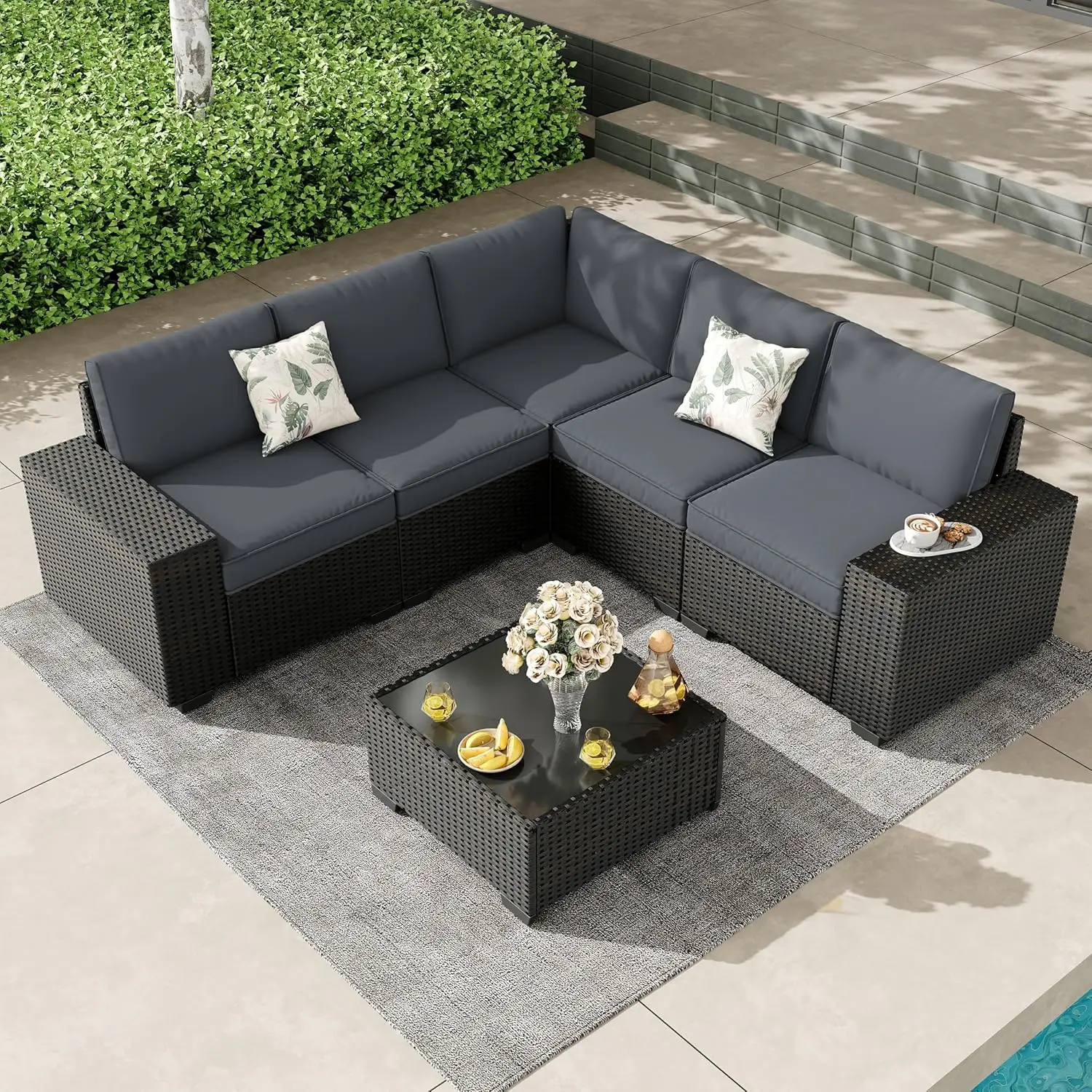 

Комплект для патио из 6 предметов: плетеный секционный диван, стеклянный стол, толстые подушки. Для вечеринок, у бассейна, для сада. Индивидуальный заказ.