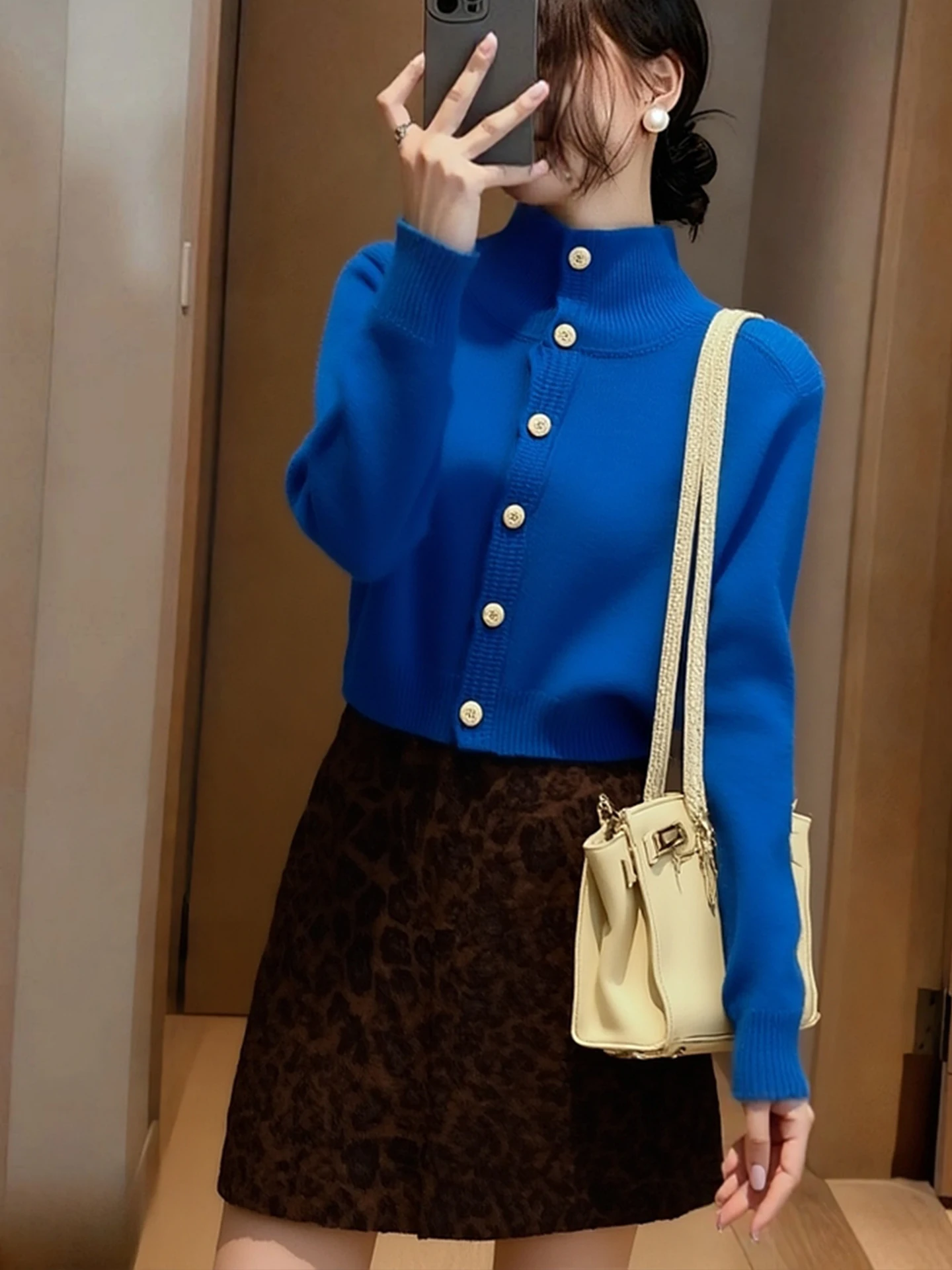 柔らかく心地よいカマーレニットウェア、ハイネックカジュアル、女性用トップス、ファッショナブルでトレンディな2025年冬、詩的な韓国版、ル...